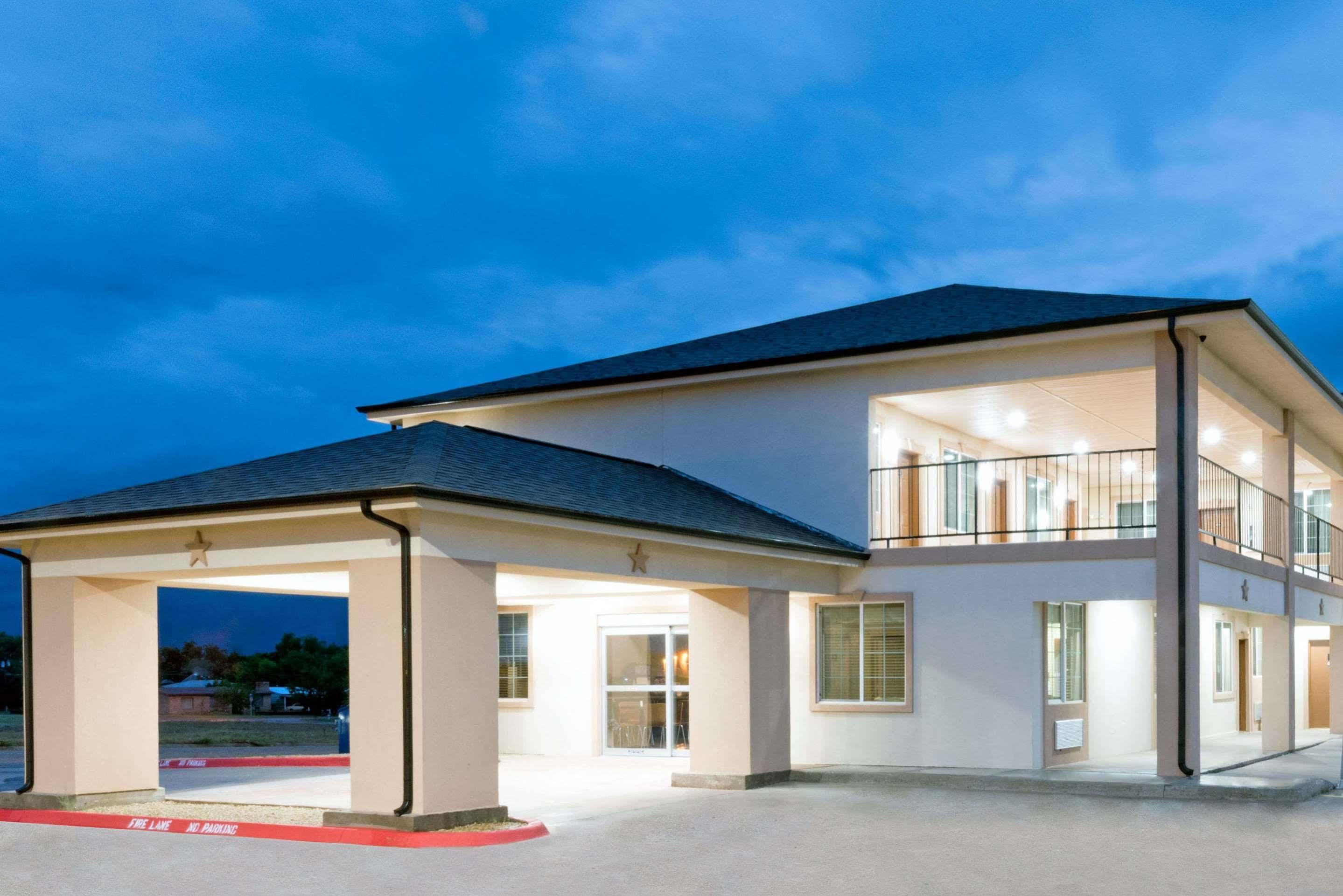 Super 8 By Wyndham Colorado City Exterior photo